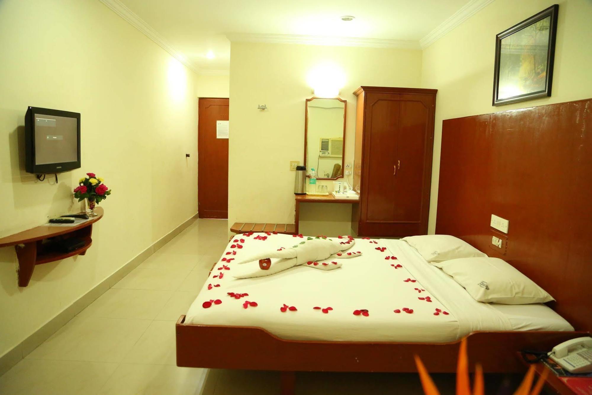 Hotel Sooriya Residency Ченнаи Экстерьер фото